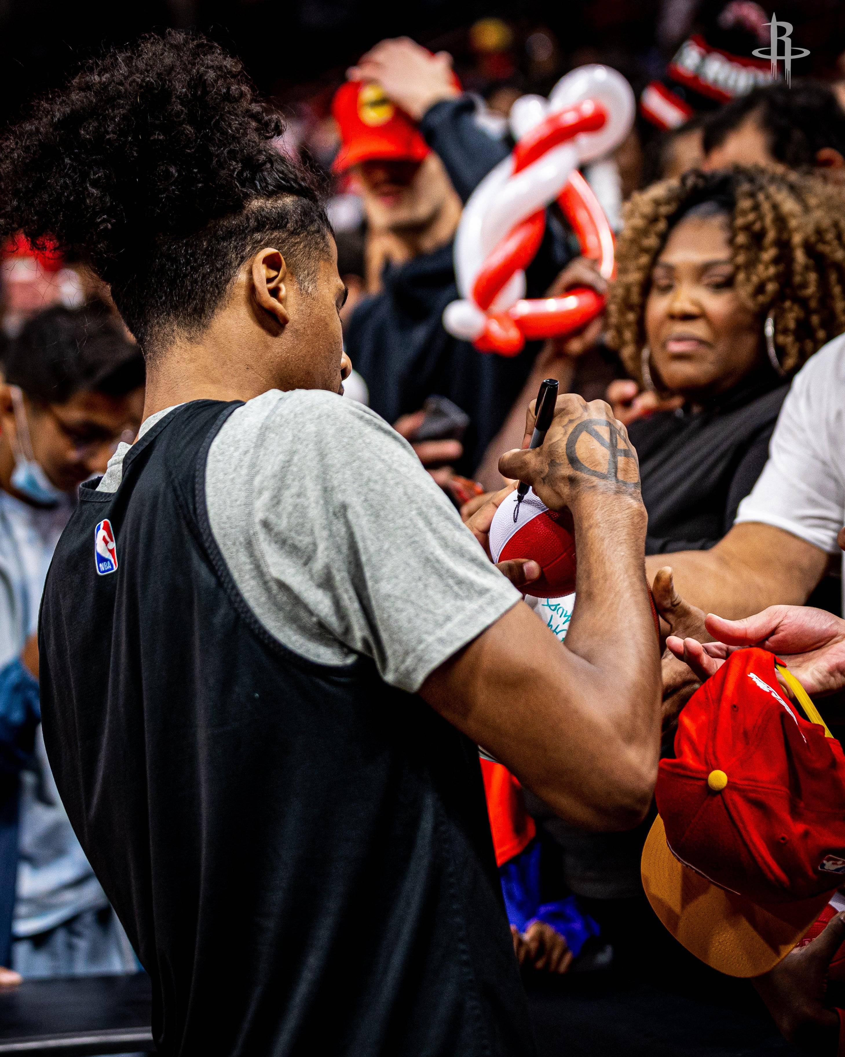 NG体育犹他爵士训练开放日，赛前队长鼓劲引欢呼，NBA季后赛在即，球探报告显示潜力的简单介绍